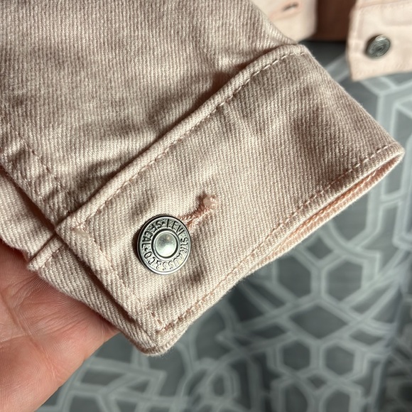 Levis - Picture 4 of 6